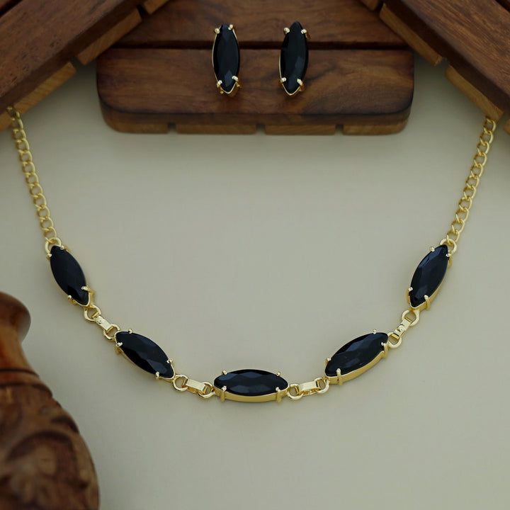 Leeza 5 Glossy Claw Choker With Stud