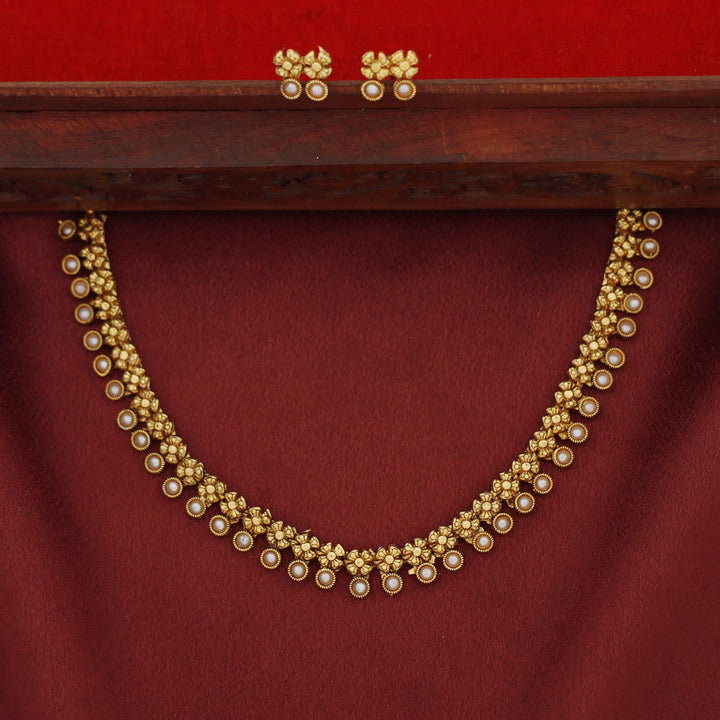 Aarunya Mini Flower Circle Short Neckpiece With Earring