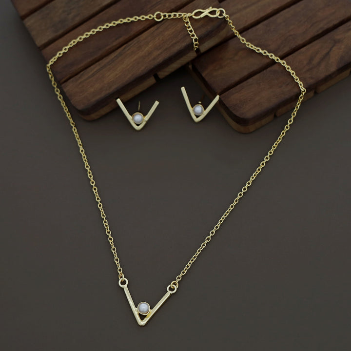 Golden V And Pearl Neckpiece with Earring