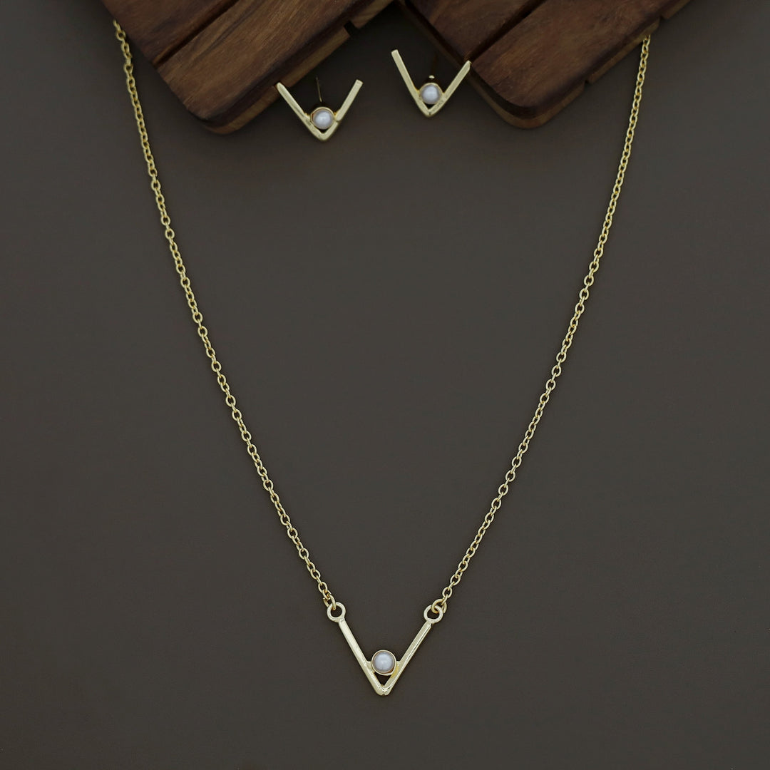 Golden V And Pearl Neckpiece with Earring