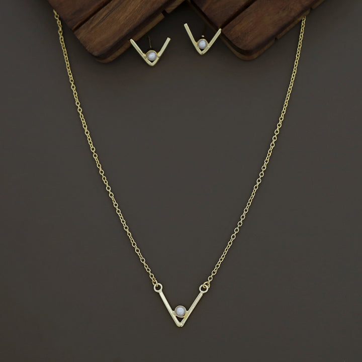 Golden V And Pearl Neckpiece with Earring