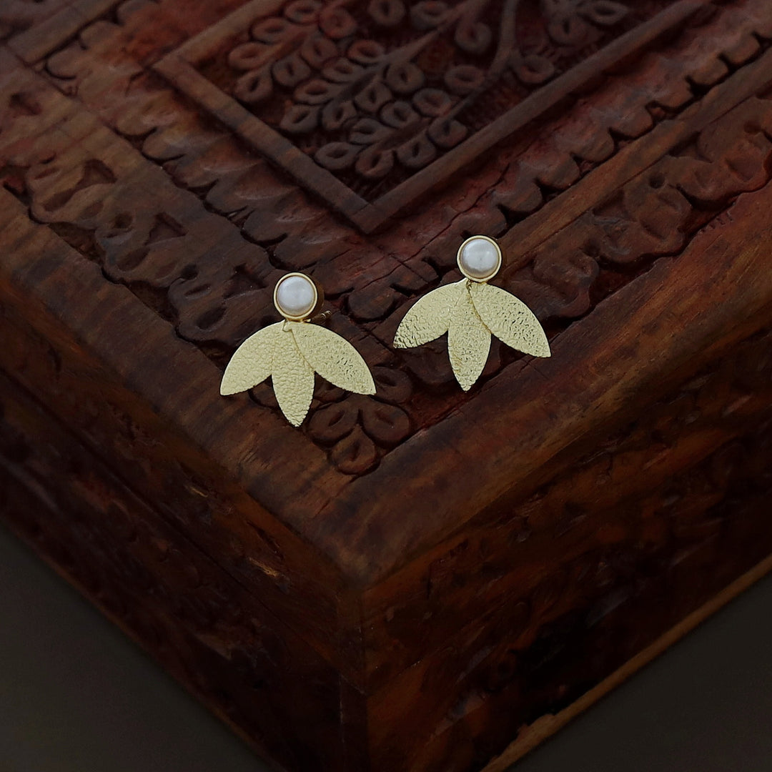 Golden Textured Leafy Pearl Earring