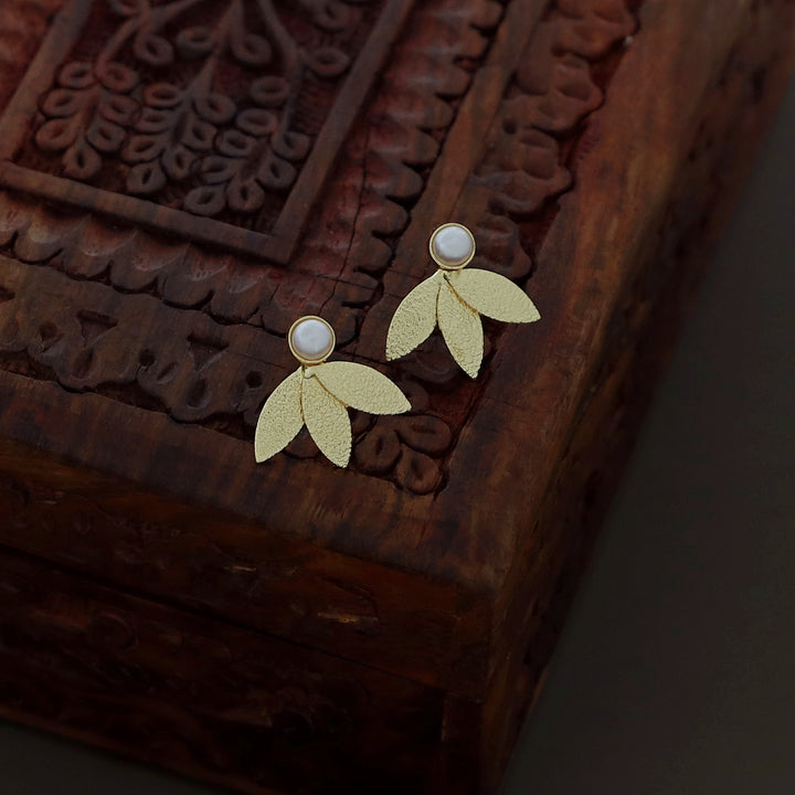Golden Textured Leafy Pearl Earring