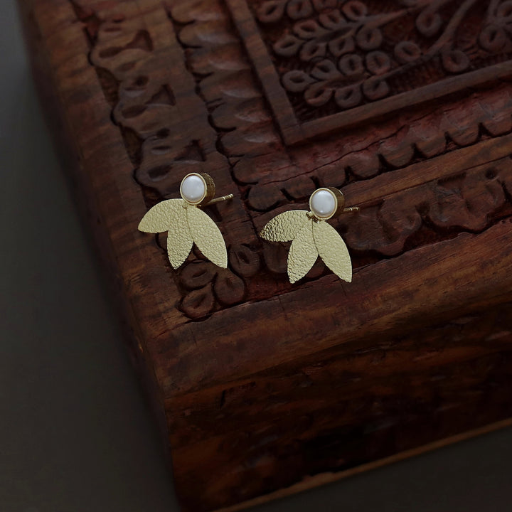 Golden Textured Leafy Pearl Earring