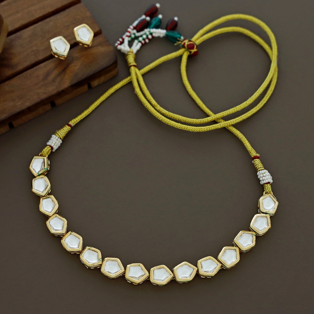 Kundan Single Layer Short Neckpiece With Stud