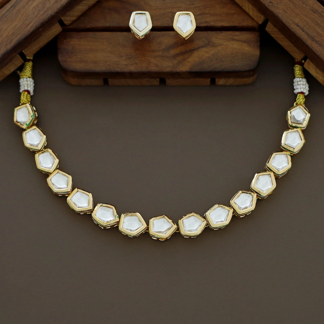 Kundan Single Layer Short Neckpiece With Stud