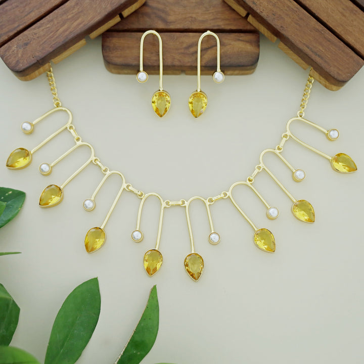 Delta Golden Glossy Drop Pearl Neckpiece With Earring
