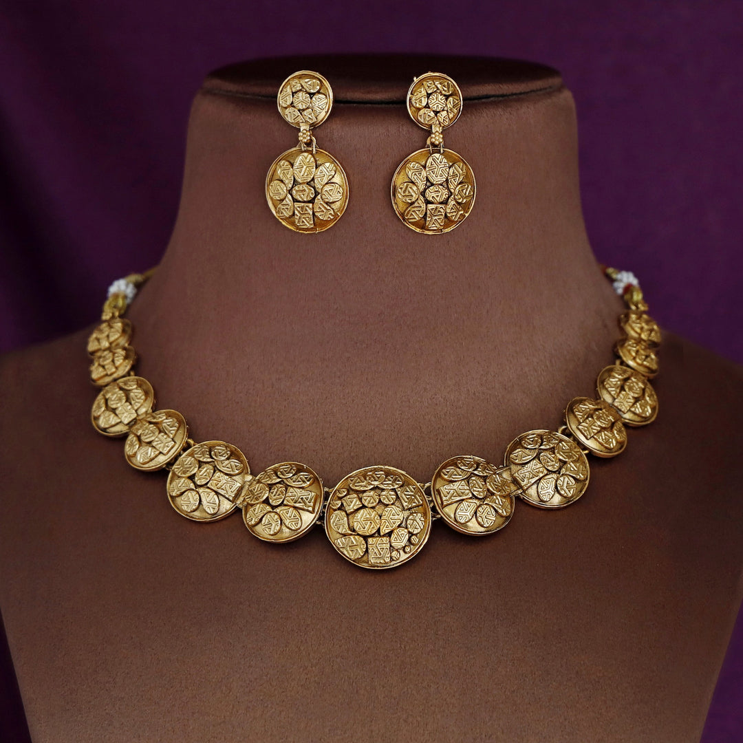 Varnika Short Neckpiece With Earring
