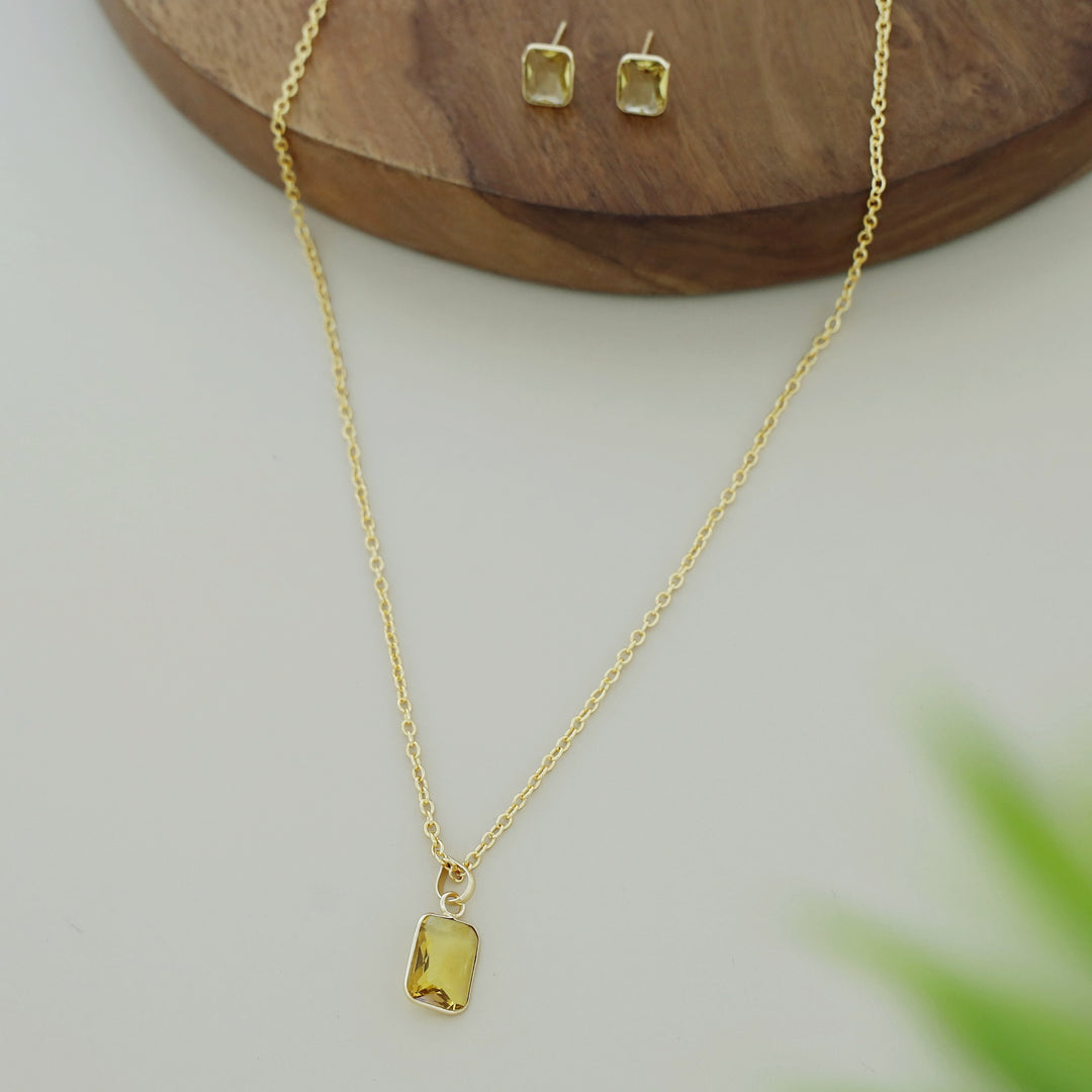 Seira Glossy Rectangle Neckpiece With Stud