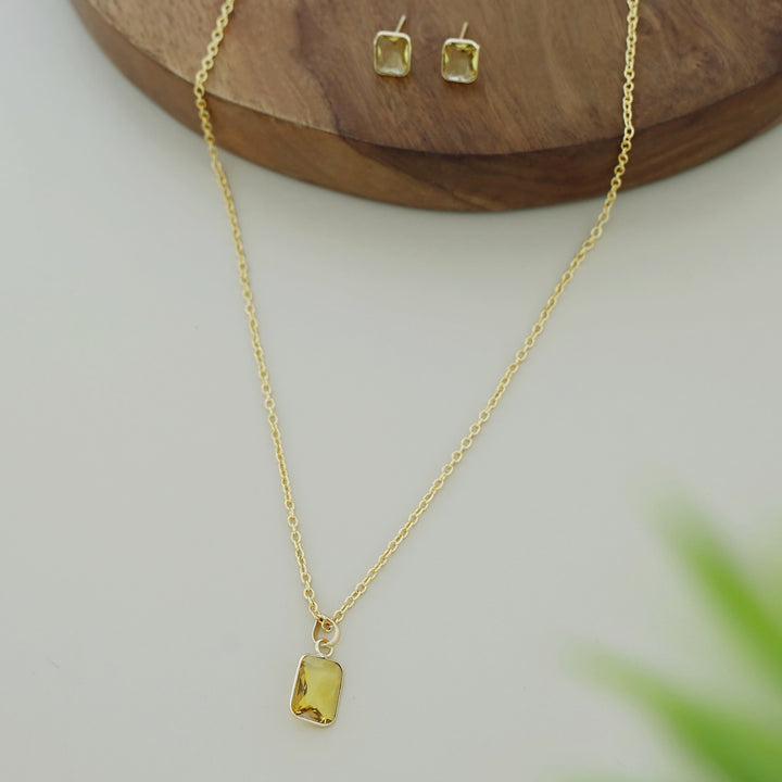 Seira Glossy Rectangle Neckpiece With Stud