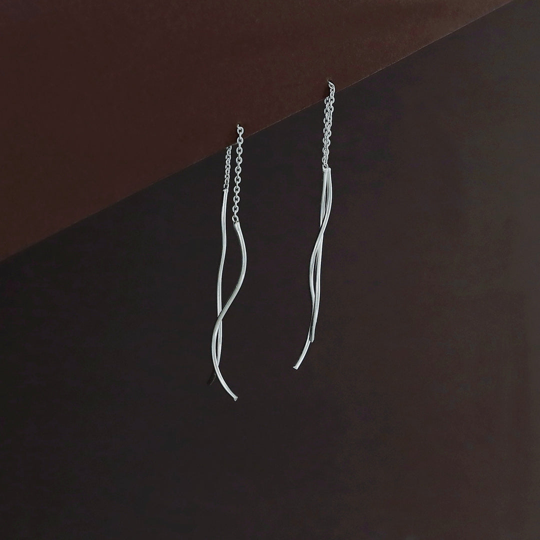 Kireina Curvy Needle And Thread Earring