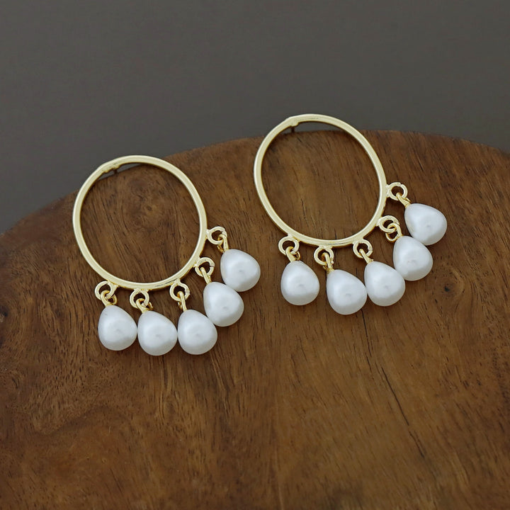 Golden Oval Novalta Pearl Earring