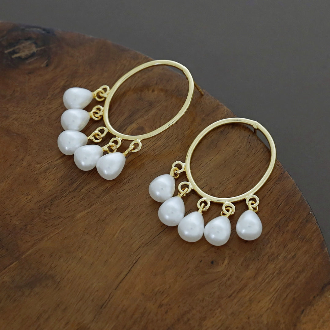 Golden Oval Novalta Pearl Earring