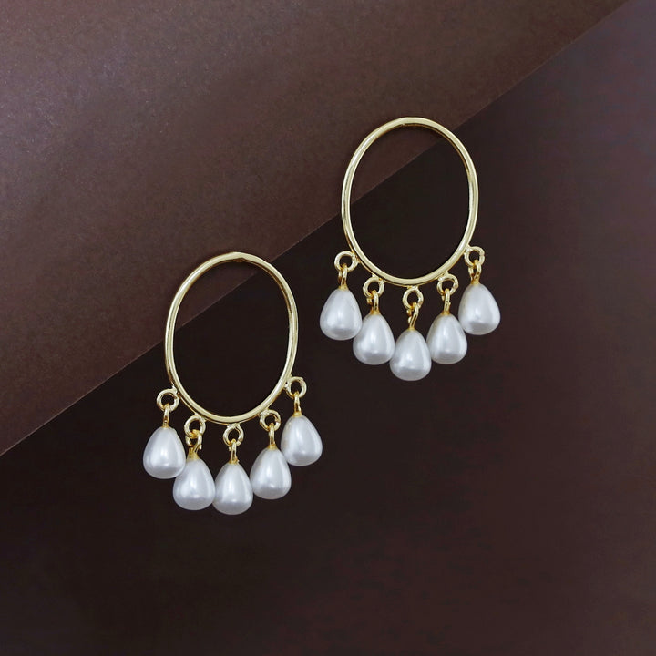 Golden Oval Novalta Pearl Earring