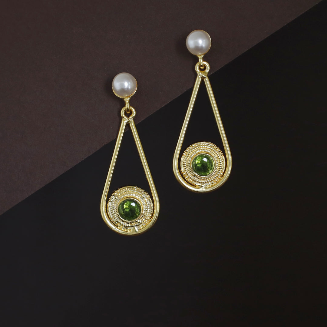 Ginny Golden Swing Pearl Glossy Earring