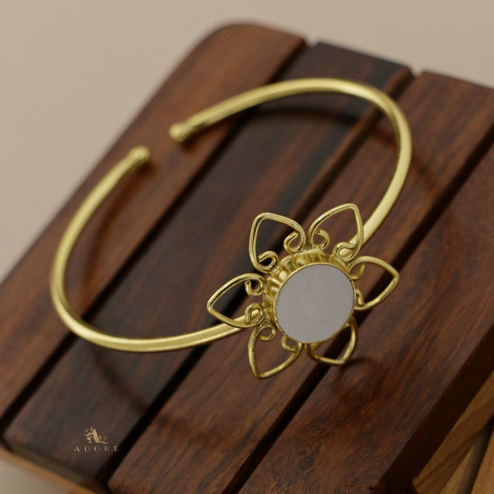 Flower Round MOP Bangle