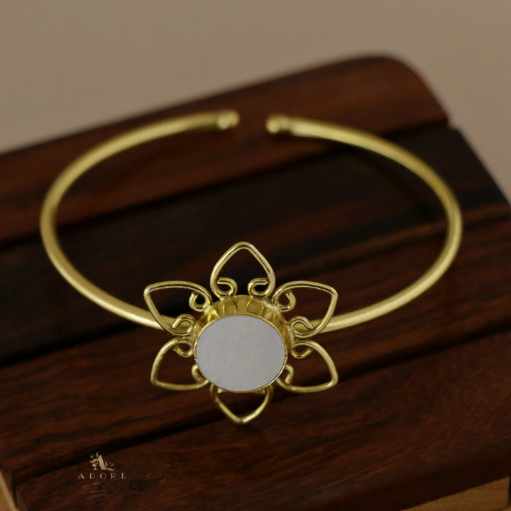 Flower Round MOP Bangle