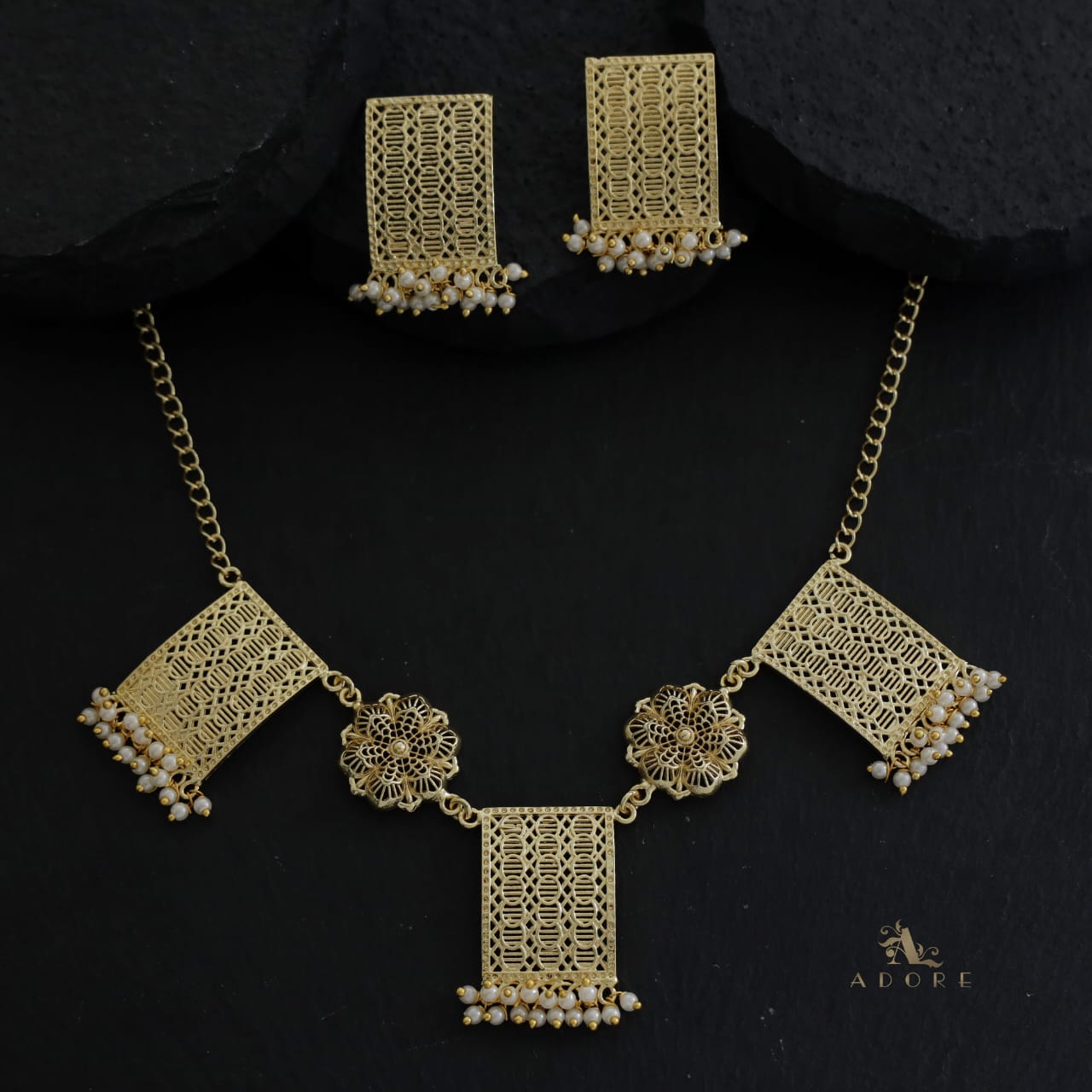 Aagney Foil Pearl Short Neckpiece With Earring
