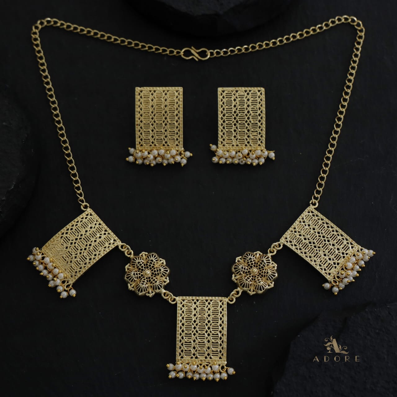Aagney Foil Pearl Short Neckpiece With Earring