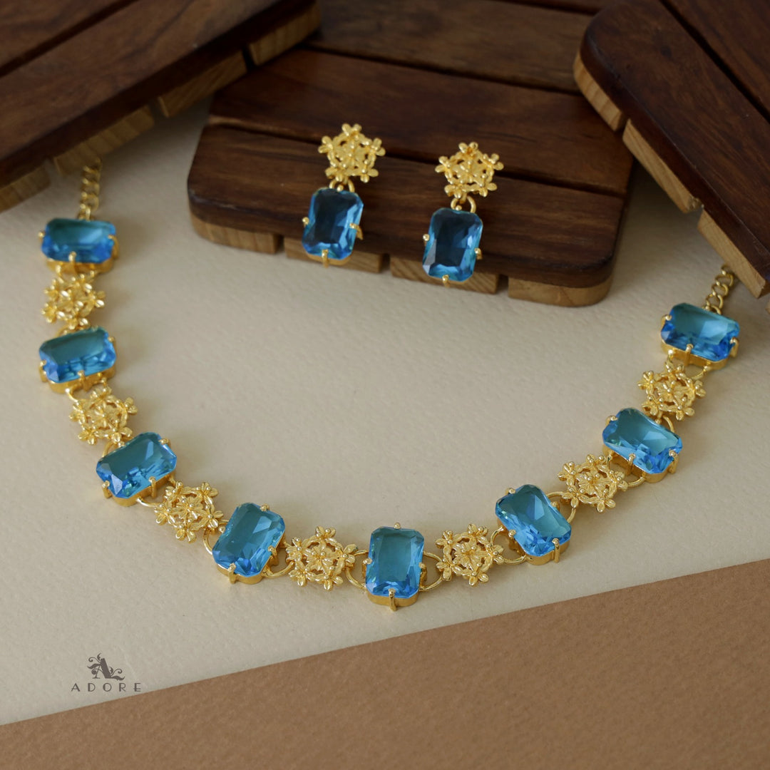 Nayara Elite Glossy Neckpiece With Earring