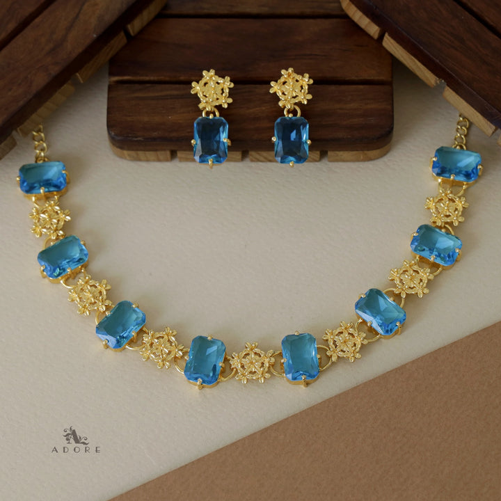 Nayara Elite Glossy Neckpiece With Earring
