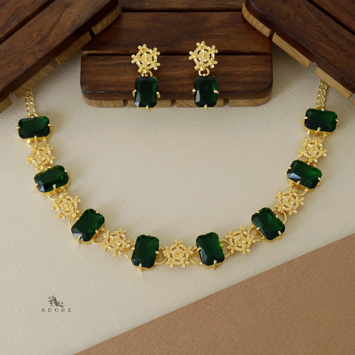 Nayara Elite Glossy Neckpiece With Earring
