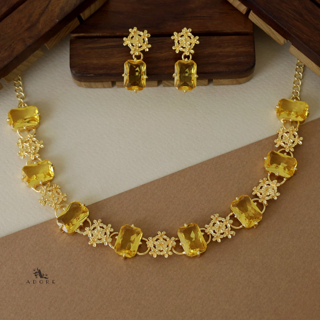 Nayara Elite Glossy Neckpiece With Earring