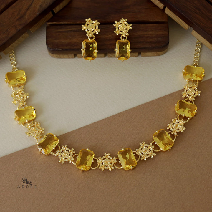 Nayara Elite Glossy Neckpiece With Earring