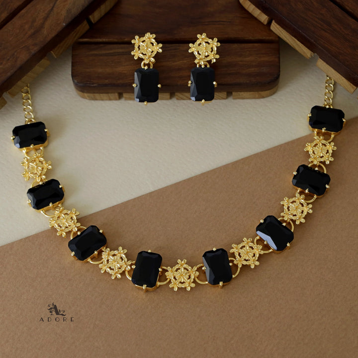 Nayara Elite Glossy Neckpiece With Earring