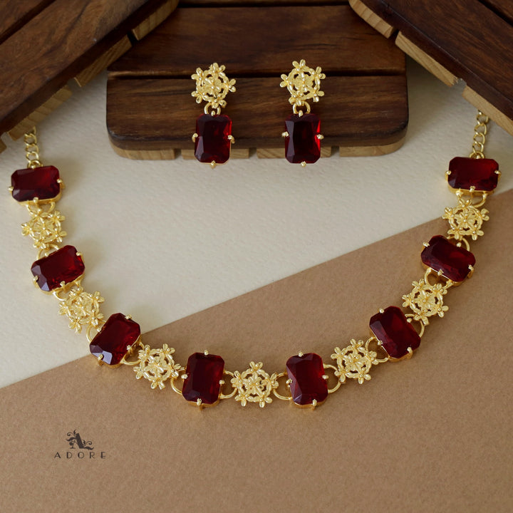 Nayara Elite Glossy Neckpiece With Earring