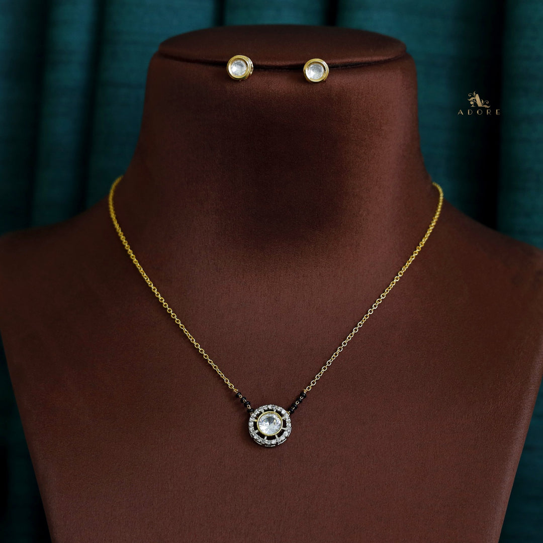 Nimaya Glossy Pendant Neckpiece with Kundan Stud