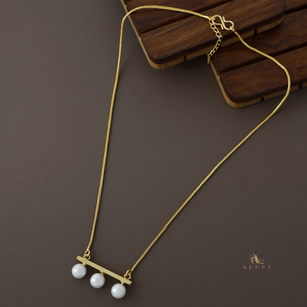 Tri Pearl Swing Neckpiece
