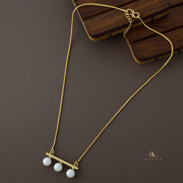 Tri Pearl Swing Neckpiece