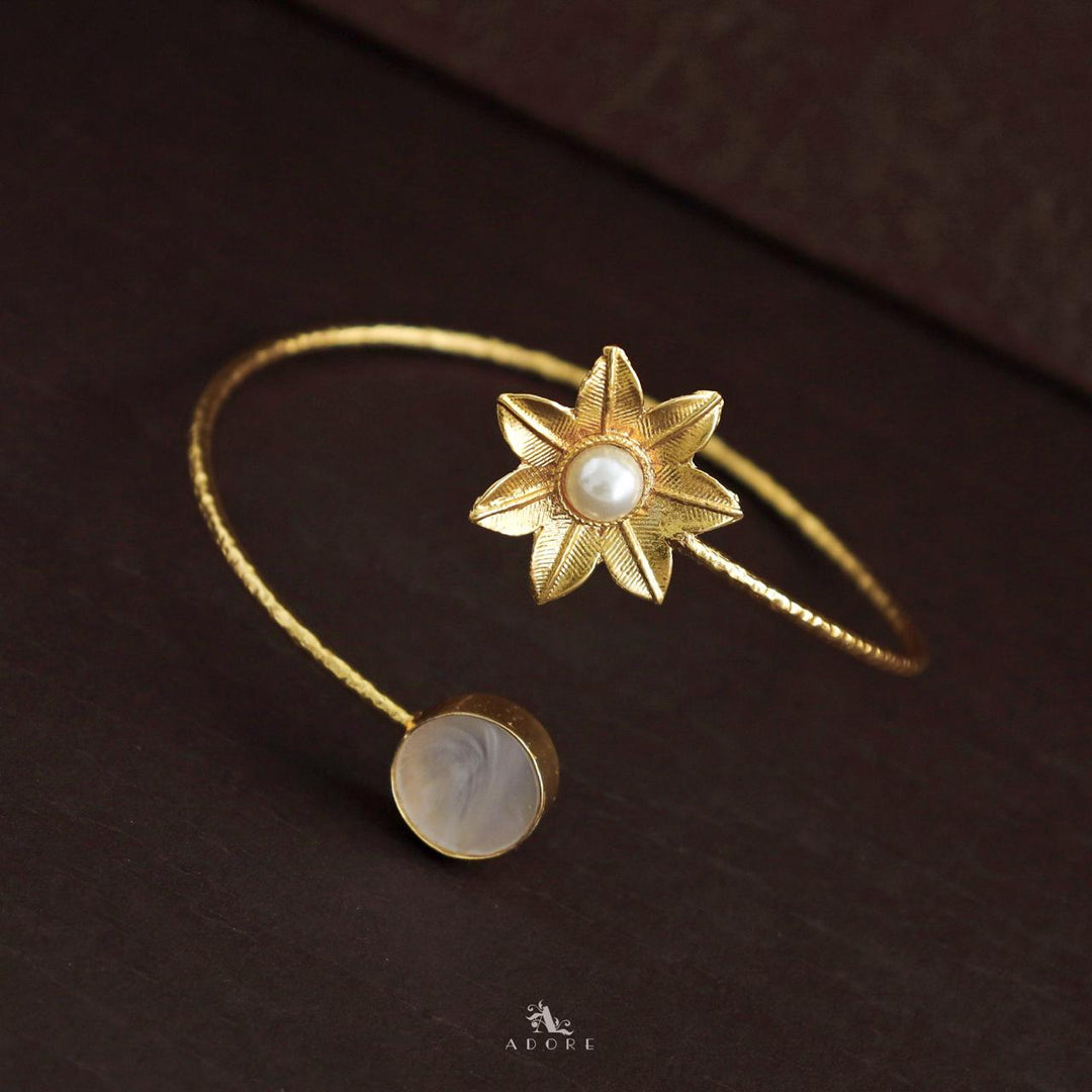 Aleka Glossy Flower Hammered Bangle