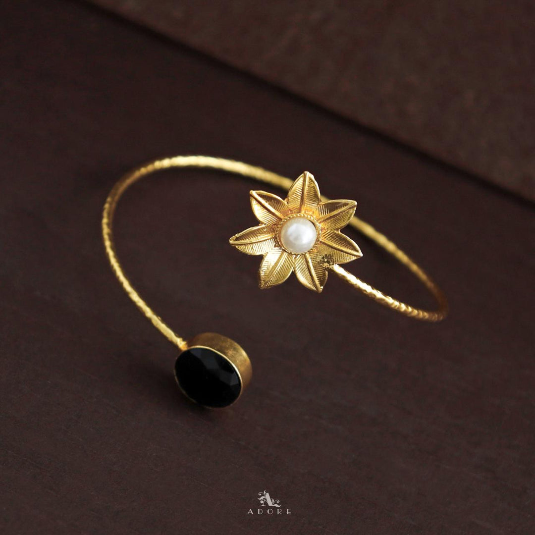 Aleka Glossy Flower Hammered Bangle