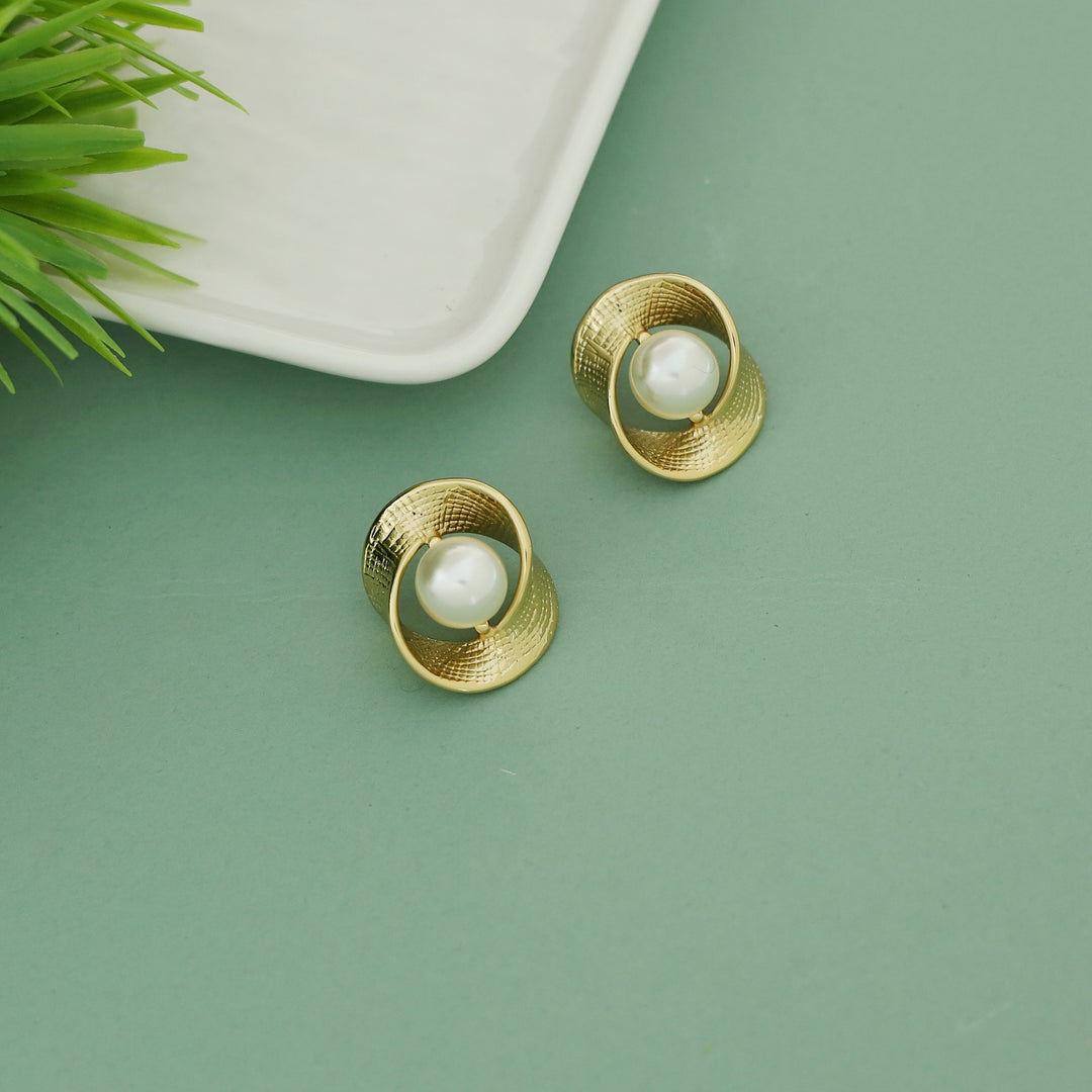 Izel Pearl Twisted Golden Earring