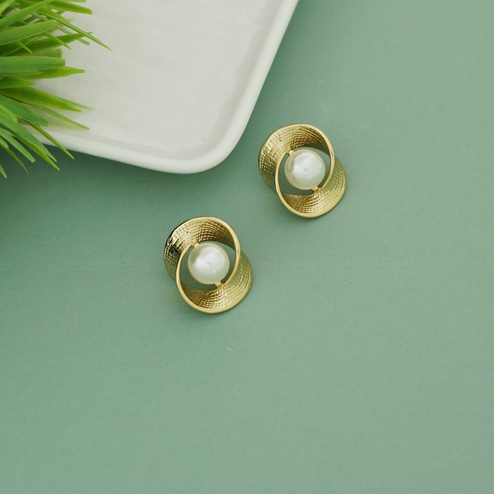 Izel Pearl Twisted Golden Earring