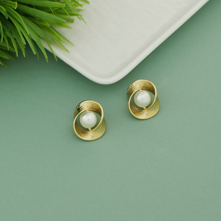Izel Pearl Twisted Golden Earring
