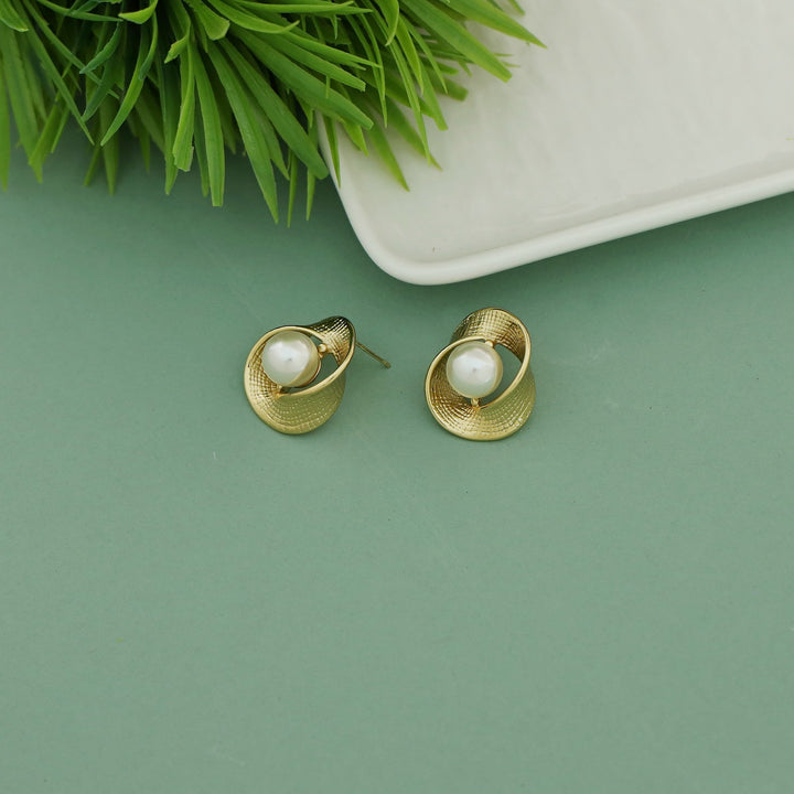 Izel Pearl Twisted Golden Earring