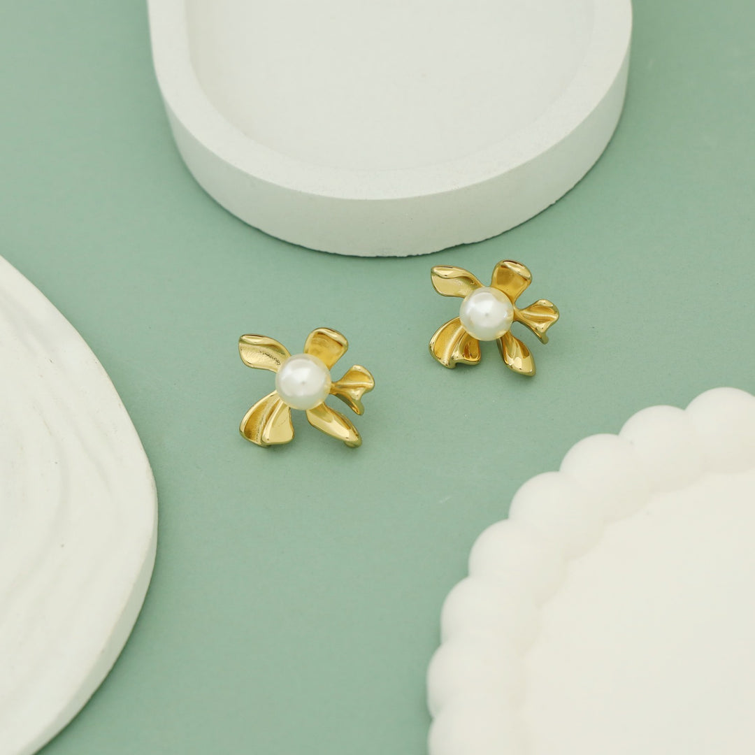 Paloma Golden Flower Pearl Stud