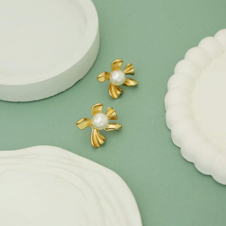 Paloma Golden Flower Pearl Stud