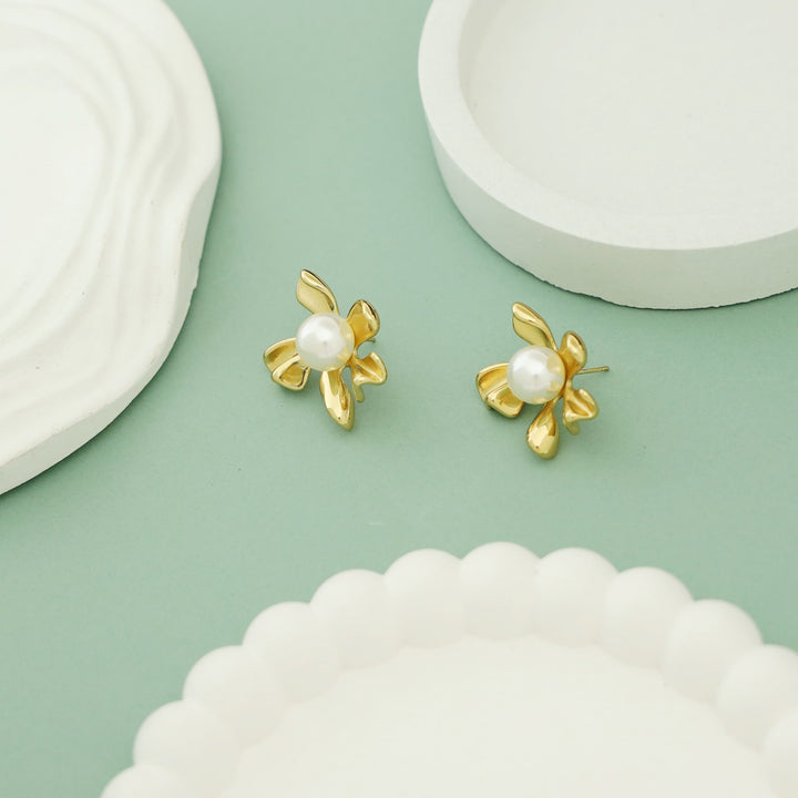 Paloma Golden Flower Pearl Stud