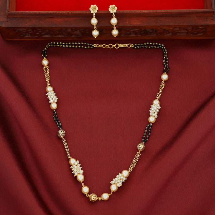 Chaitra Pearl Neckpiece With Earring