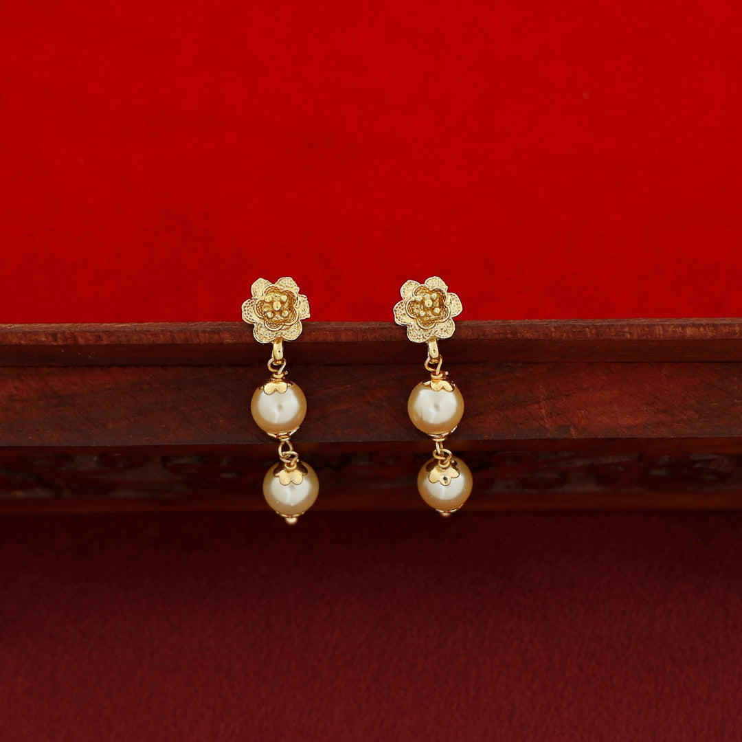 Chaitra Pearl Neckpiece With Earring