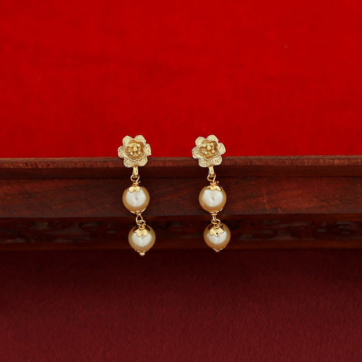 Chaitra Pearl Neckpiece With Earring