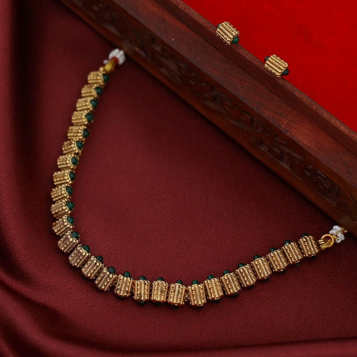 Aatmika Pearl Short Neckpiece / Choker With Earring