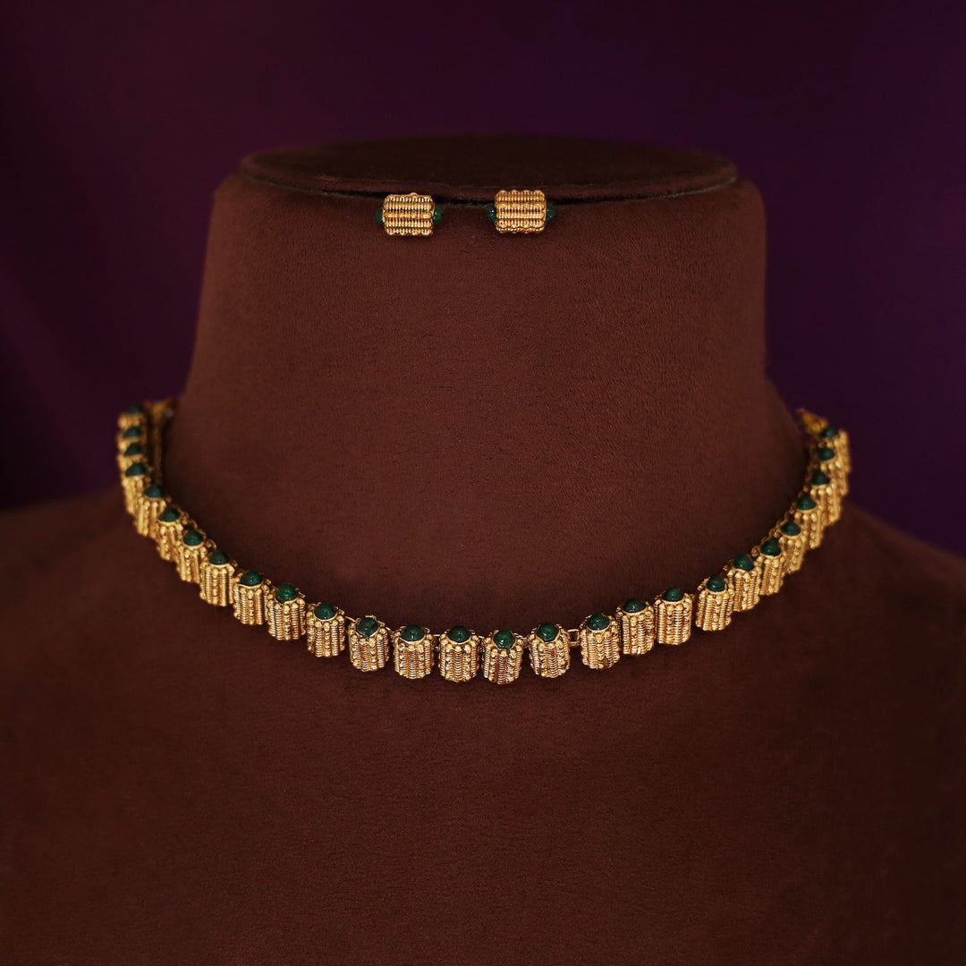 Aatmika Pearl Short Neckpiece / Choker With Earring