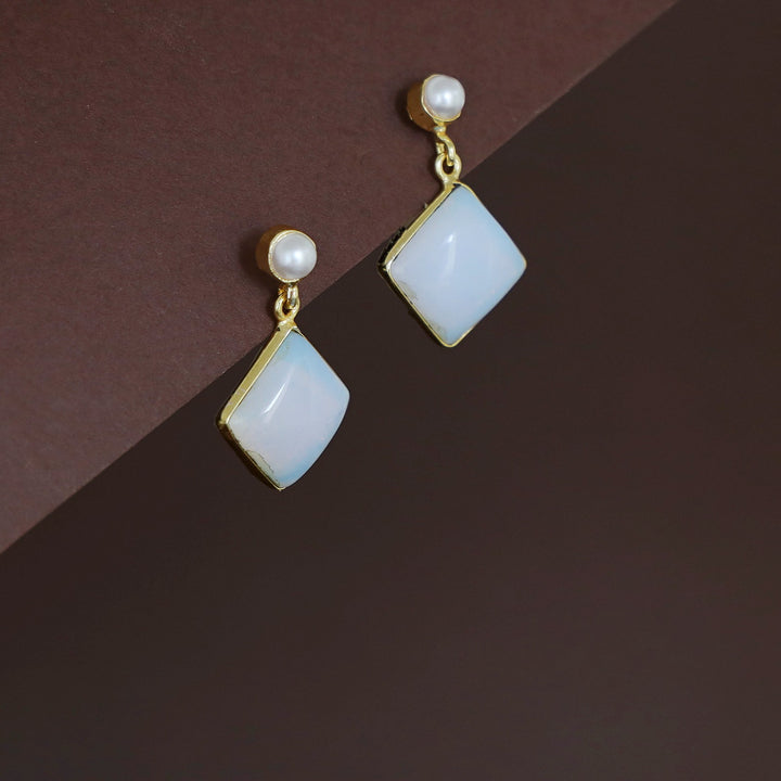 Sonia Golden Pearl Earring