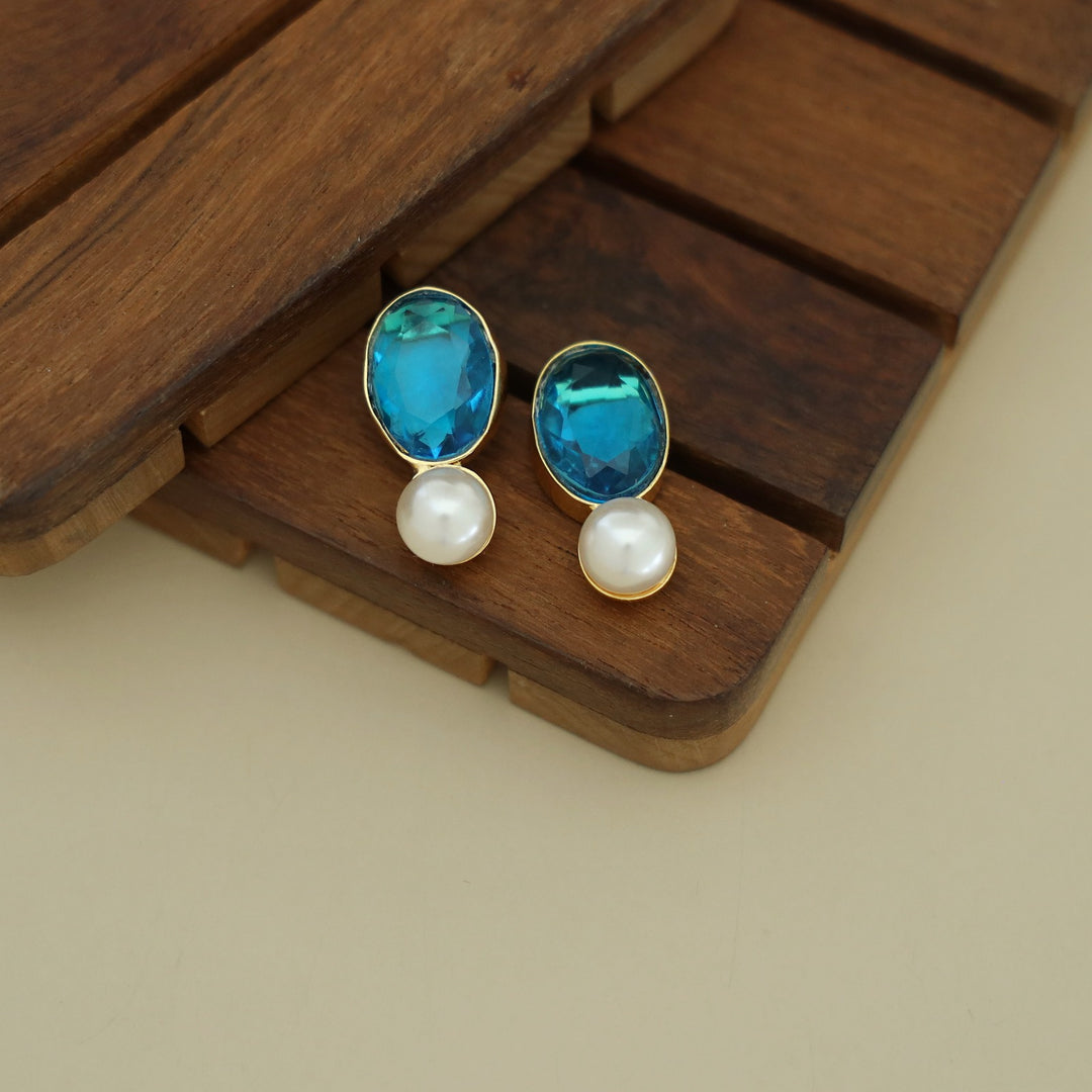 Laney Golden Oval Glossy Stone Pearl Earring