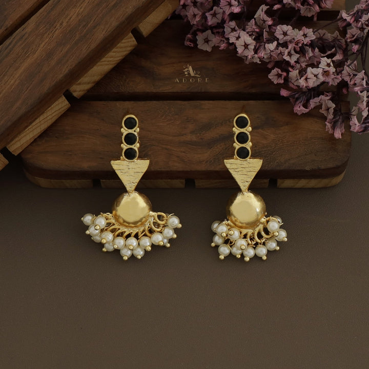 Golda Glossy Arrow Cluster Pearl Earring